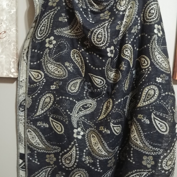 Women's scarf / wrap - Picture 2 of 2